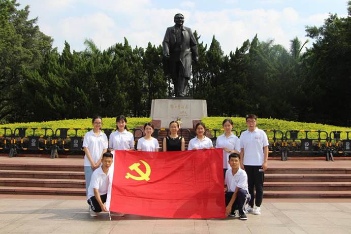 邓小平铜像合影(摄影:张雪敏)